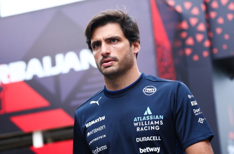 Carlos Sainz dans le paddock du Grand Prix d'Azerbaïdjan