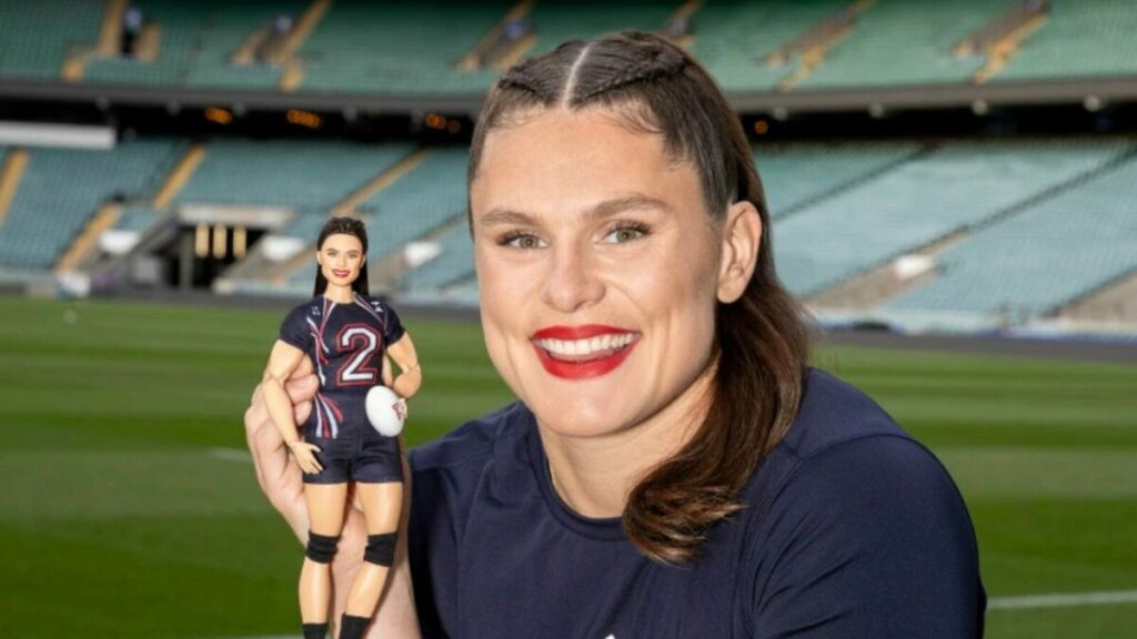 Ilona Maher posant avec sa poupée Barbie © petra rajnicova / Mattel