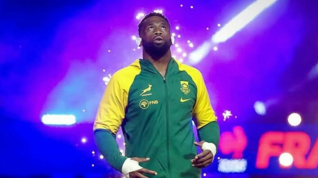 Siya Kolisi lors de son entrée sur le terrain du Stade de France pour sa centième sélection Siya Kolisi sur les épaules d'Eben Etzebeth et RG Snyman © Instagram de Siya Kolisi
