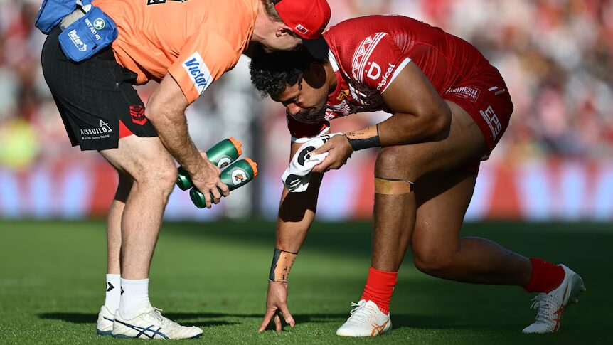 Eli Katoa après son choc à la tête durant le match © Hannah Peters  